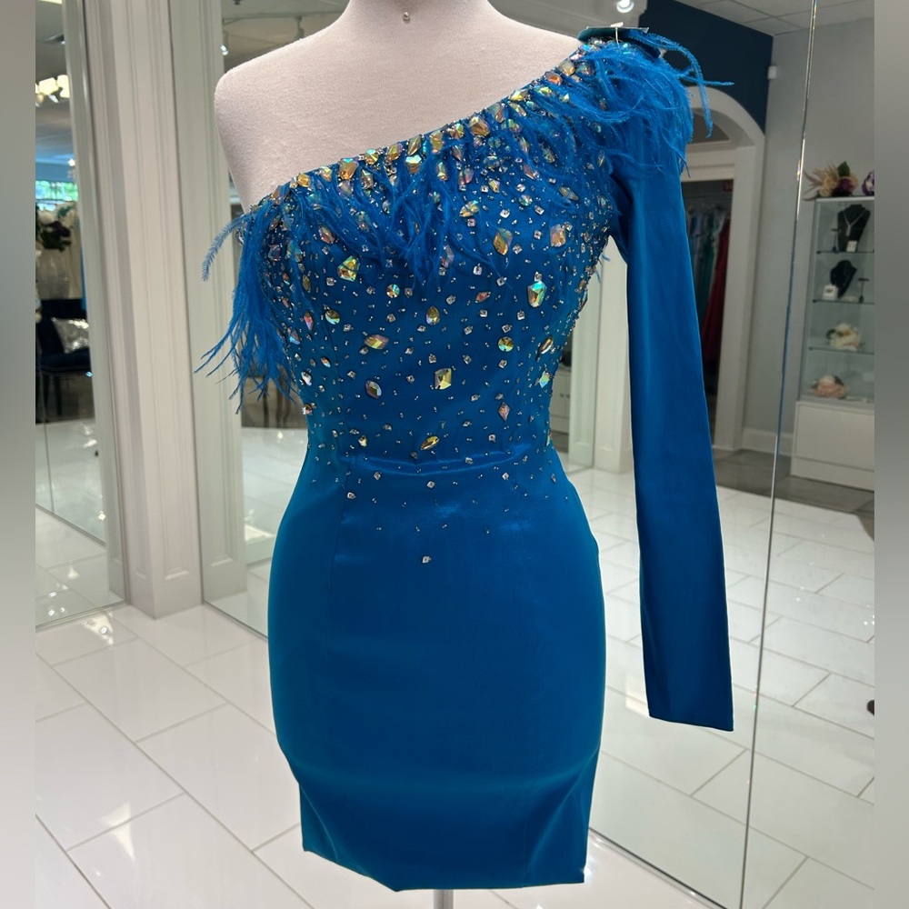 Chic One-Shoulder Blue Dress with Feather Accents
